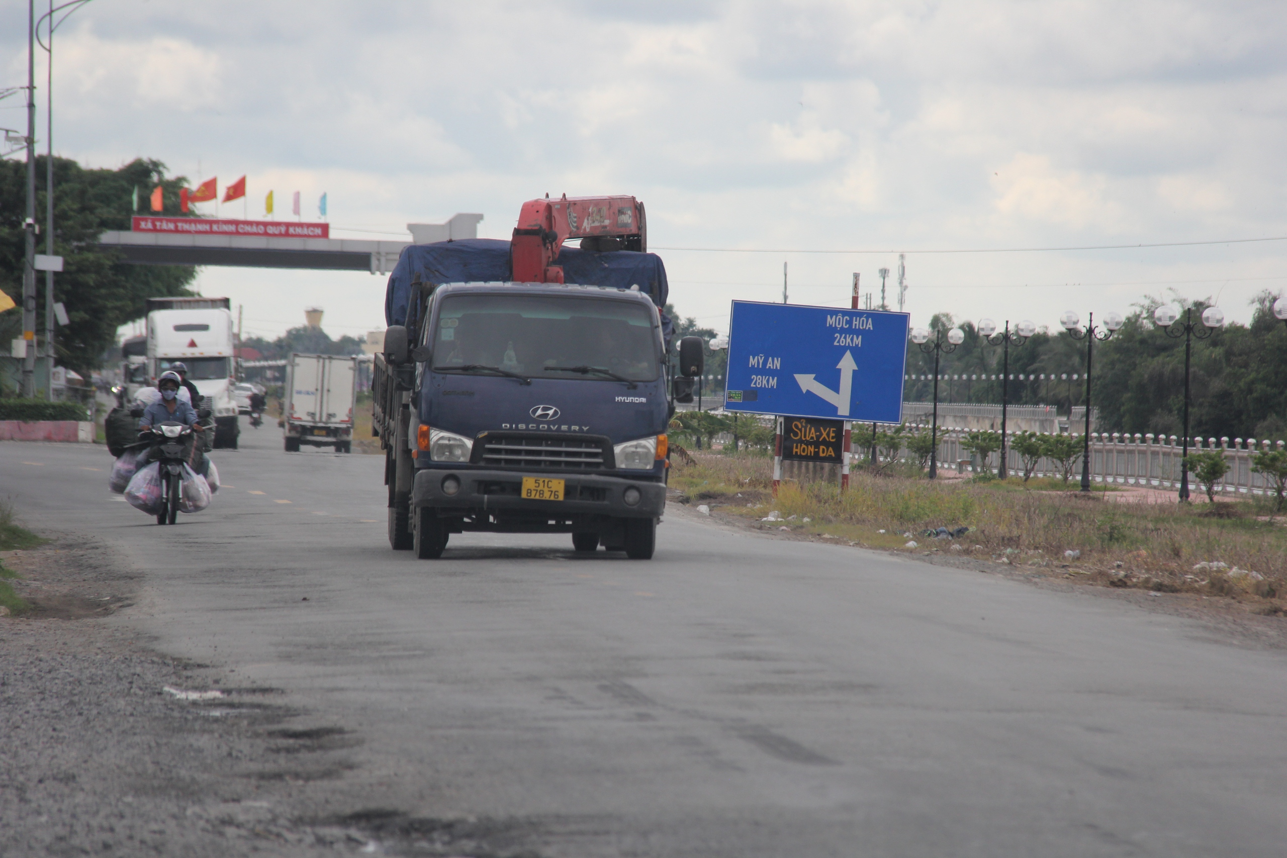 Hiện trạng QL62 nối QL1, cao tốc đi cửa khẩu ở Tây Ninh đang xuống cấp trầm trọng- Ảnh 7. Hiện trạng QL62 nối QL1, cao tốc đi cửa khẩu ở Tây Ninh đang xuống cấp trầm trọng- Ảnh 7.