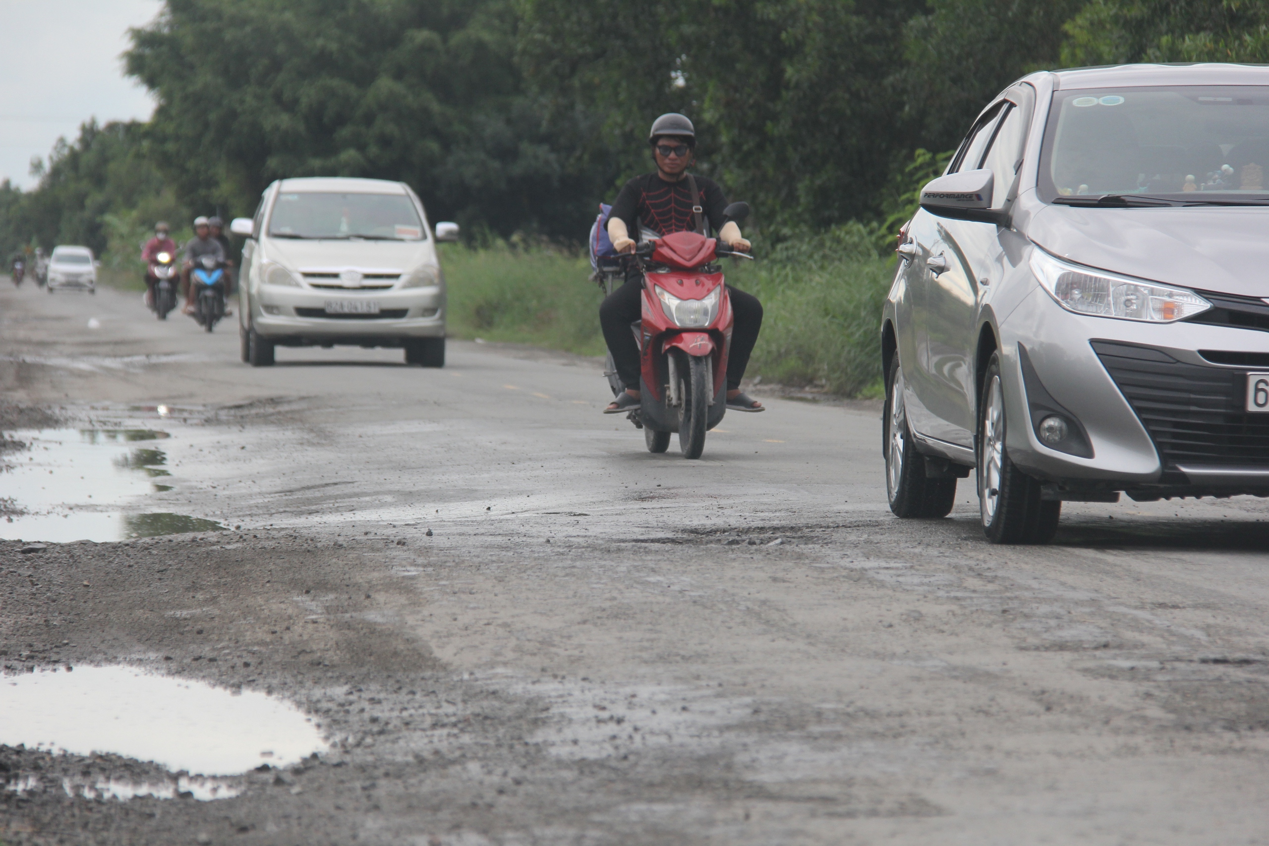 Hiện trạng QL62 nối QL1, cao tốc đi cửa khẩu ở Tây Ninh đang xuống cấp trầm trọng- Ảnh 3. Hiện trạng QL62 nối QL1, cao tốc đi cửa khẩu ở Tây Ninh đang xuống cấp trầm trọng- Ảnh 3.