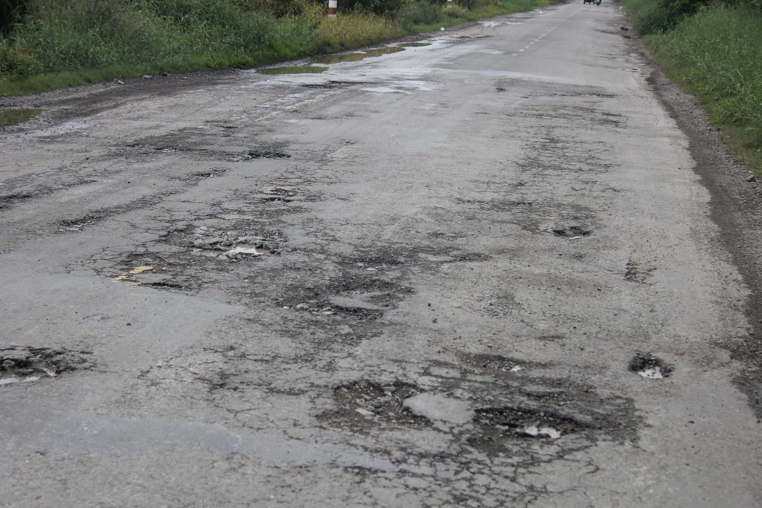 Hiện trạng QL62 nối QL1, cao tốc đi cửa khẩu ở Tây Ninh đang xuống cấp trầm trọng- Ảnh 4. Hiện trạng QL62 nối QL1, cao tốc đi cửa khẩu ở Tây Ninh đang xuống cấp trầm trọng- Ảnh 4.