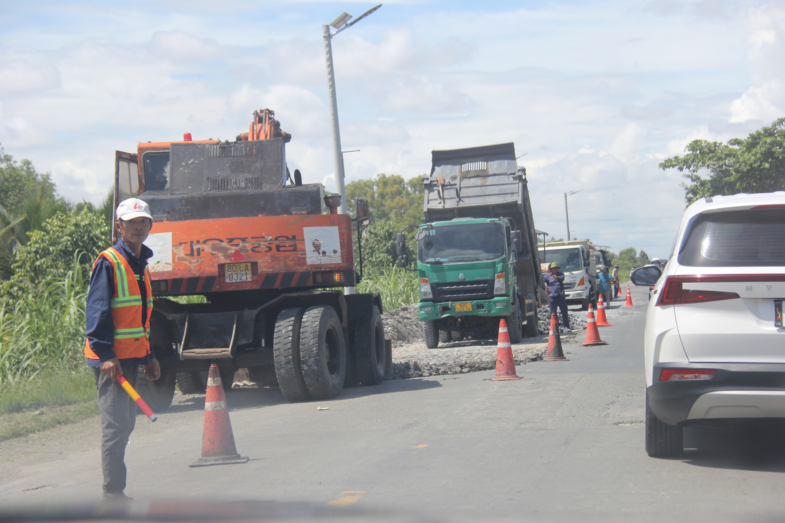 Hiện trạng QL62 nối QL1, cao tốc đi cửa khẩu ở Tây Ninh đang xuống cấp trầm trọng- Ảnh 8. Hiện trạng QL62 nối QL1, cao tốc đi cửa khẩu ở Tây Ninh đang xuống cấp trầm trọng- Ảnh 8.