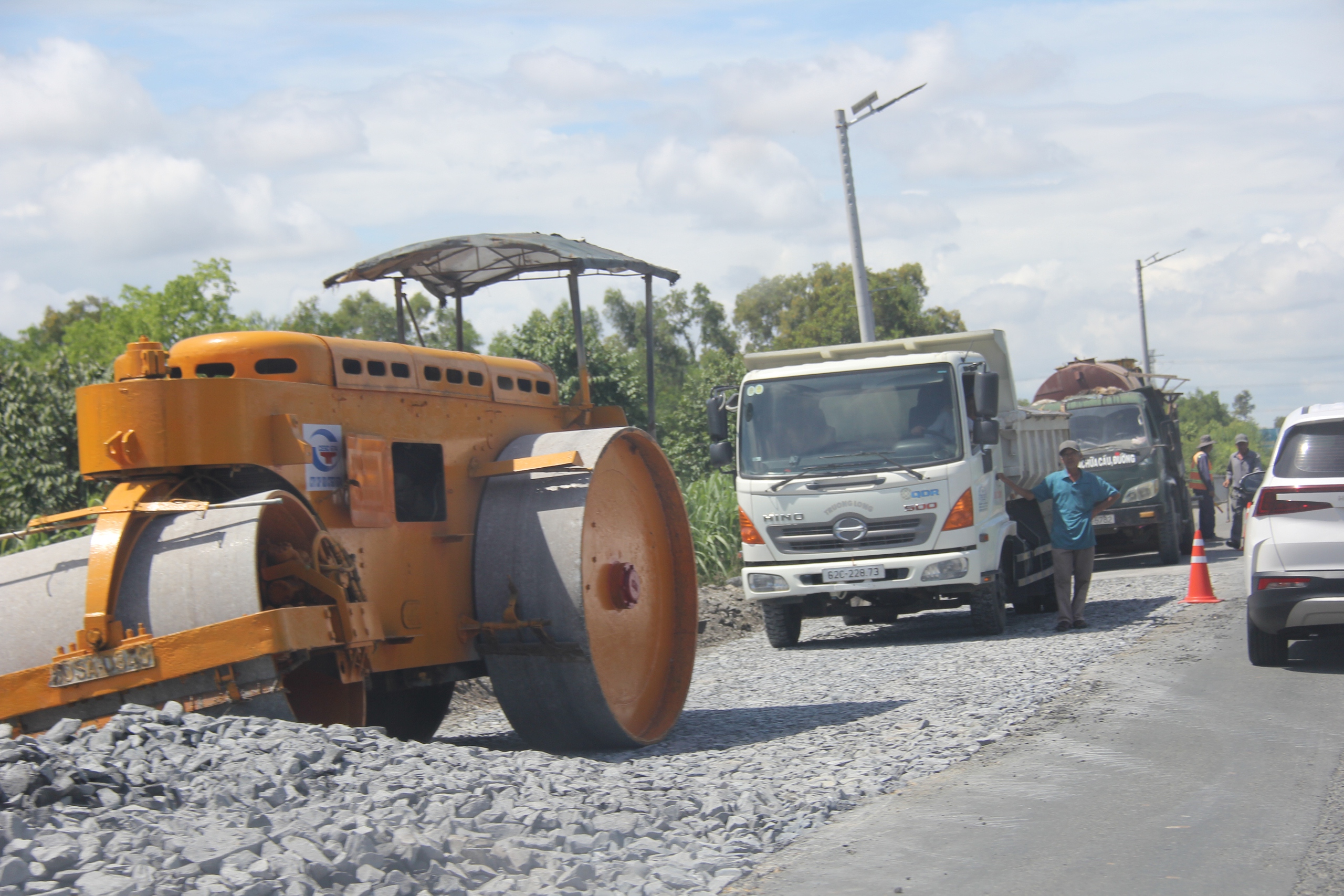 Hiện trạng QL62 nối QL1, cao tốc đi cửa khẩu ở Tây Ninh đang xuống cấp trầm trọng- Ảnh 9. Hiện trạng QL62 nối QL1, cao tốc đi cửa khẩu ở Tây Ninh đang xuống cấp trầm trọng- Ảnh 9.