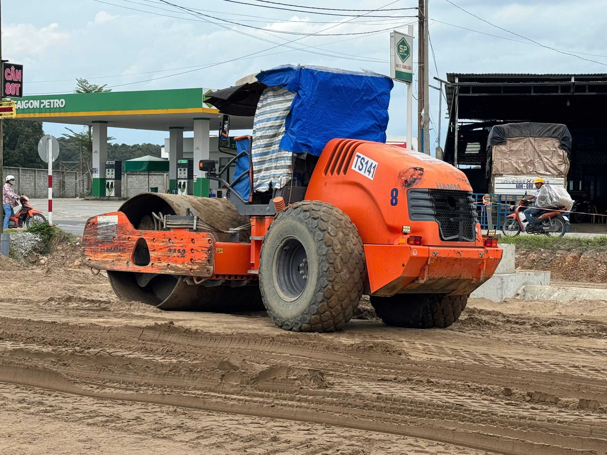 Đồng Nai: Rào chắn 800m đường song hành, phân luồng giao thông phục vụ thi công tuyến 25B- Ảnh 1. Đồng Nai: Rào chắn 800m đường song hành, phân luồng giao thông phục vụ thi công tuyến 25B- Ảnh 1.