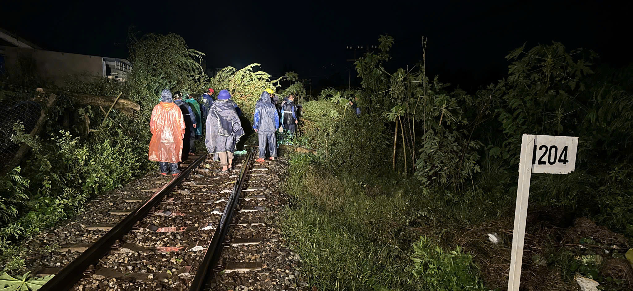 Đường sắt bị trôi nền đường, ray treo lơ lửng do bão số 13- Ảnh 2. Đường sắt bị trôi nền đường, ray treo lơ lửng do bão số 13- Ảnh 2.