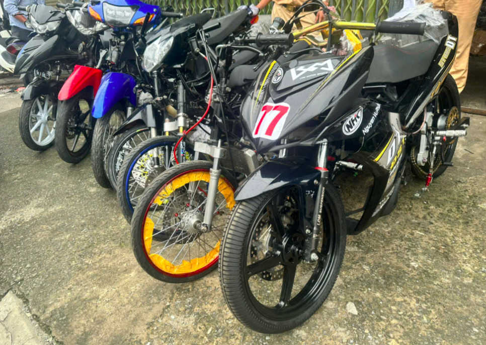 TP.HCM: Cảnh sát đột kích "lò độ xe", tạm giữ nhiều phương tiện- Ảnh 1. TP.HCM: Cảnh sát đột kích "lò độ xe", tạm giữ nhiều phương tiện- Ảnh 1.