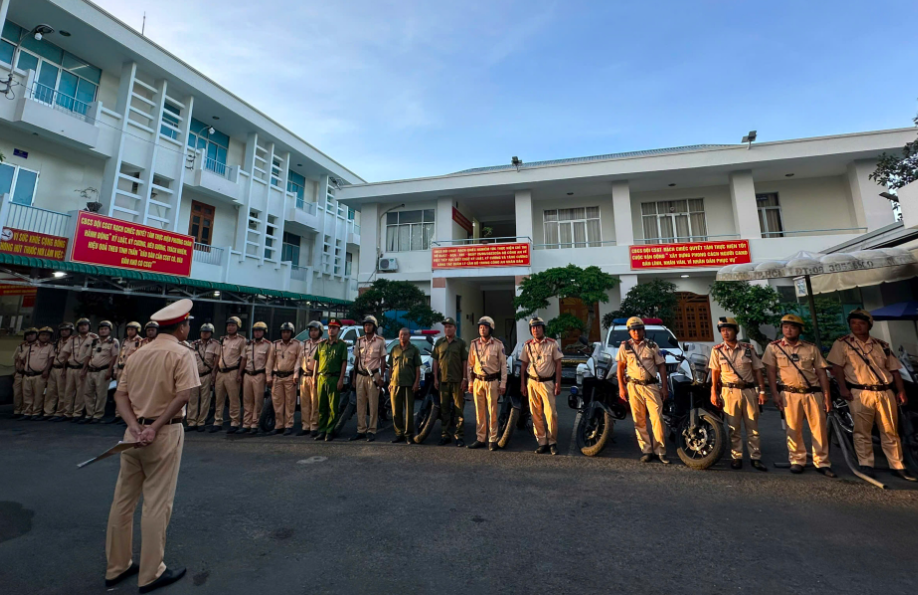 TP.HCM: Cảnh sát đột kích "lò độ xe", tạm giữ nhiều phương tiện- Ảnh 2. TP.HCM: Cảnh sát đột kích "lò độ xe", tạm giữ nhiều phương tiện- Ảnh 2.