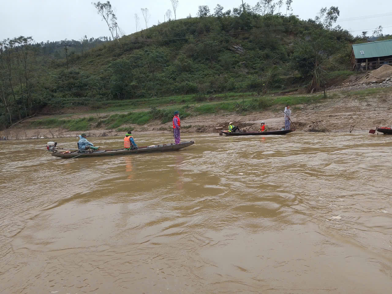 Nghệ An: Tìm thấy thi thể người đàn ông trong vụ lật thuyền đánh cá trên sông Lam- Ảnh 1. Nghệ An: Tìm thấy thi thể người đàn ông trong vụ lật thuyền đánh cá trên sông Lam- Ảnh 1.
