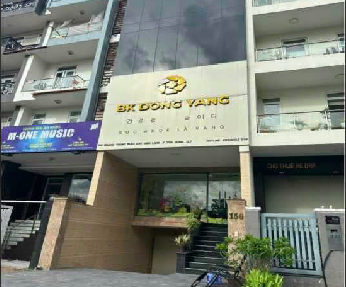 TP.HCM: Khởi tố vụ giả danh bác sĩ khám chữa bệnh, lừa hơn 18 tỷ đồng- Ảnh 1.