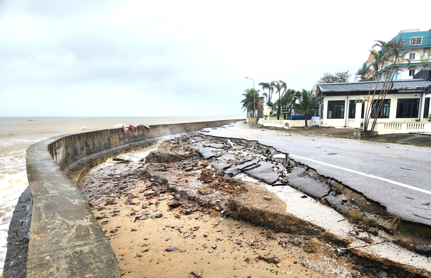 Thanh Hóa: Cần 66 tỷ đồng khắc phục khẩn cấp kè biển Hải Tiến- Ảnh 2. Thanh Hóa: Cần 66 tỷ đồng khắc phục khẩn cấp kè biển Hải Tiến- Ảnh 2.