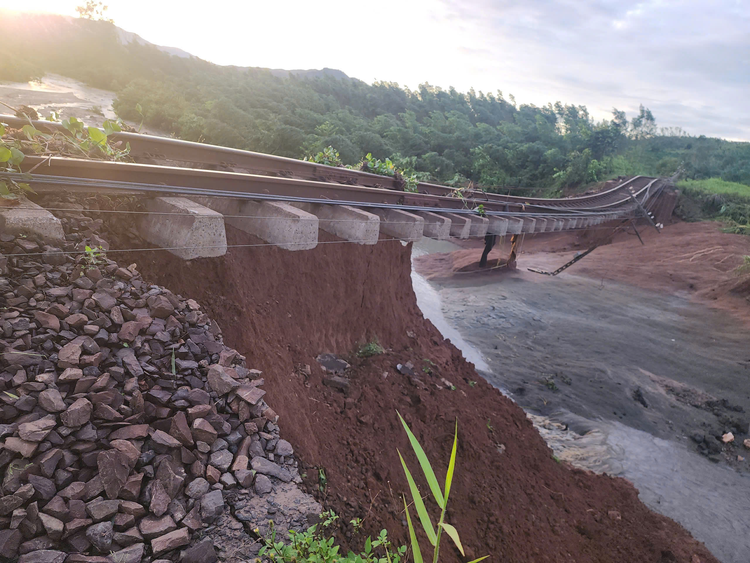 Đường sắt bị trôi nền đường, ray treo lơ lửng do bão số 13- Ảnh 1. Đường sắt bị trôi nền đường, ray treo lơ lửng do bão số 13- Ảnh 1.