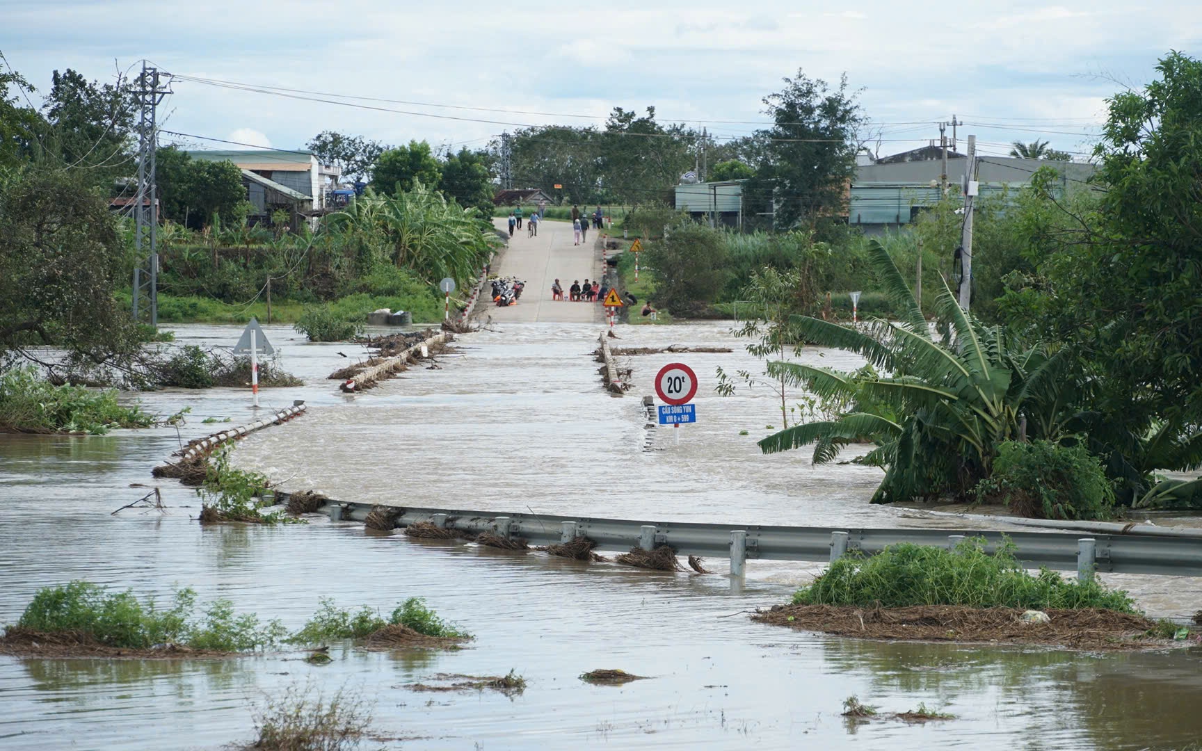 Làng chài Đề Gi tan hoang sau bão, ngư dân Gia Lai lặng người tìm lại nơi từng là tổ ấm- Ảnh 12. Phó Thủ tướng Trần Hồng Hà: Tập trung hỗ trợ người dân khắc phục hậu quả bão số 13