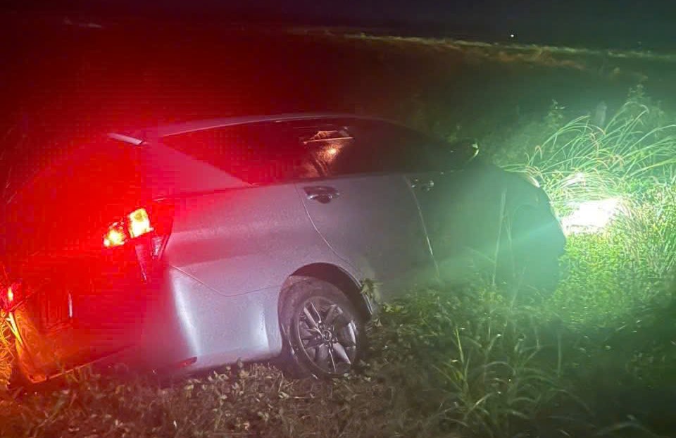 Bị truy đuổi, nhóm đối tượng trộm chó bỏ lại ô tô cùng tang vật bên đường- Ảnh 1. Bị truy đuổi, nhóm đối tượng trộm chó bỏ lại ô tô cùng tang vật bên đường- Ảnh 1.