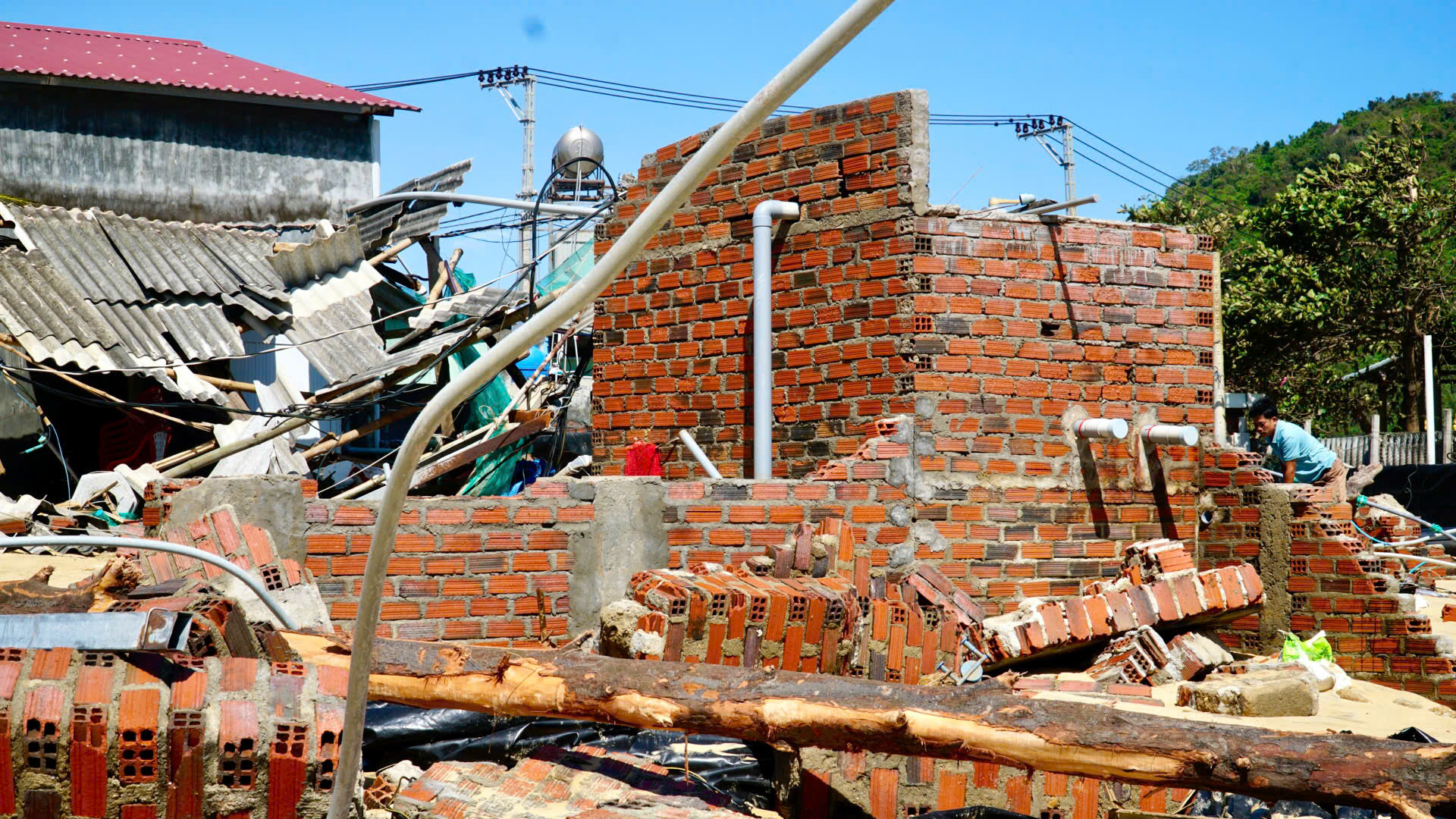 Làng chài Đề Gi tan hoang sau bão, ngư dân Gia Lai lặng người tìm lại nơi từng là tổ ấm- Ảnh 7. Làng chài Đề Gi tan hoang sau bão, ngư dân Gia Lai lặng người tìm lại nơi từng là tổ ấm- Ảnh 7.