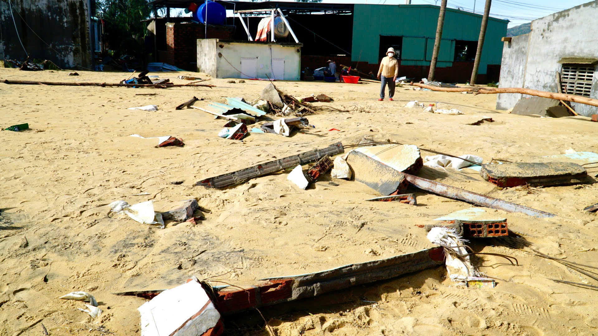 Làng chài Đề Gi tan hoang sau bão, ngư dân Gia Lai lặng người tìm lại nơi từng là tổ ấm- Ảnh 4. Làng chài Đề Gi tan hoang sau bão, ngư dân Gia Lai lặng người tìm lại nơi từng là tổ ấm- Ảnh 4.