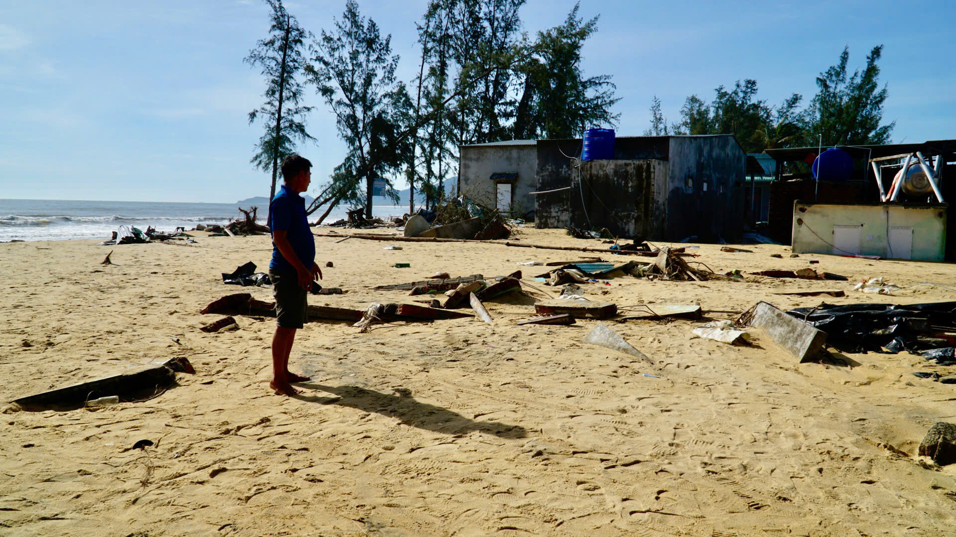 Làng chài Đề Gi tan hoang sau bão, ngư dân Gia Lai lặng người tìm lại nơi từng là tổ ấm- Ảnh 5. Làng chài Đề Gi tan hoang sau bão, ngư dân Gia Lai lặng người tìm lại nơi từng là tổ ấm- Ảnh 5.