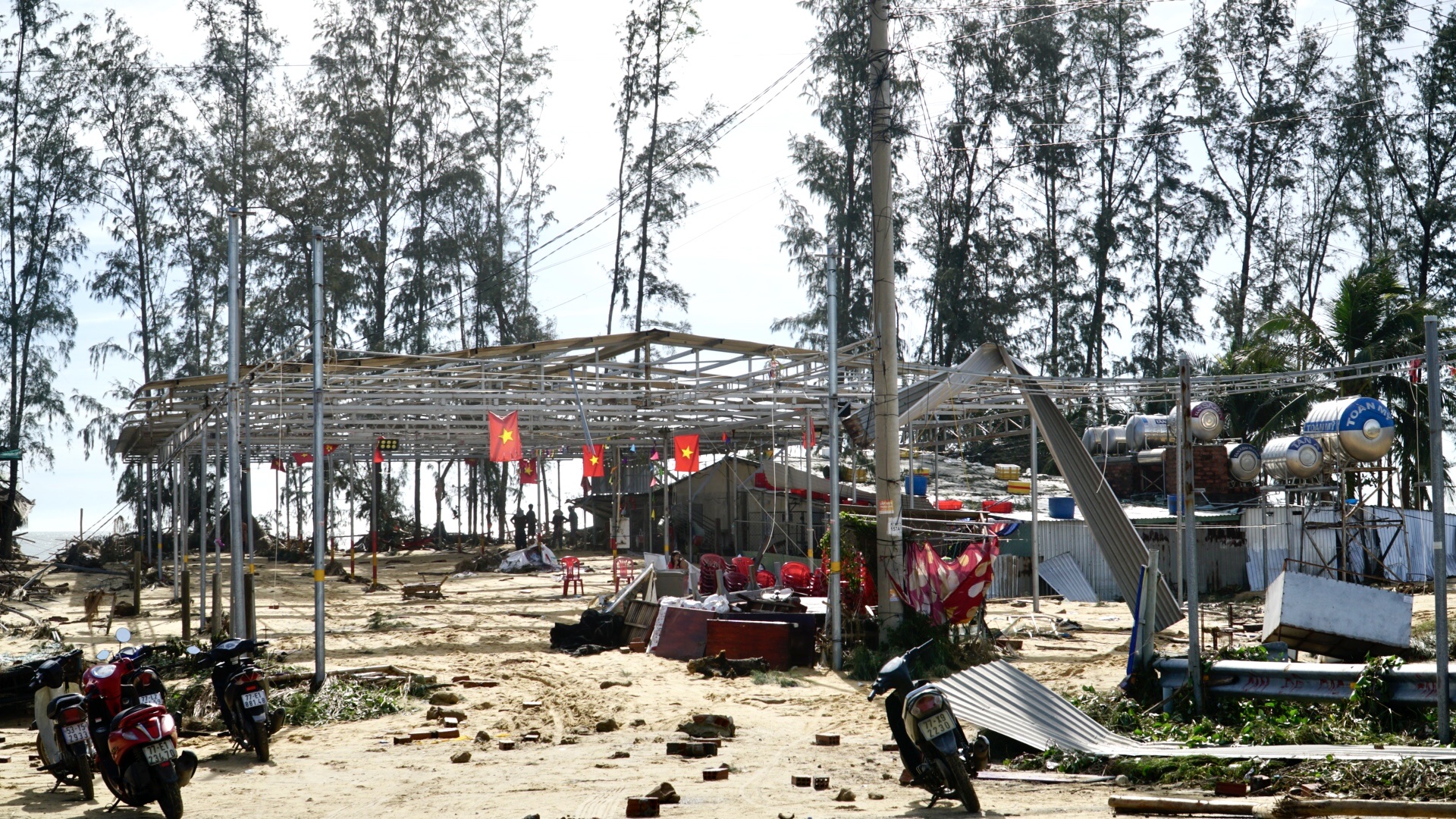 Làng chài Đề Gi tan hoang sau bão, ngư dân Gia Lai lặng người tìm lại nơi từng là tổ ấm- Ảnh 1. Làng chài Đề Gi tan hoang sau bão, ngư dân Gia Lai lặng người tìm lại nơi từng là tổ ấm- Ảnh 1.
