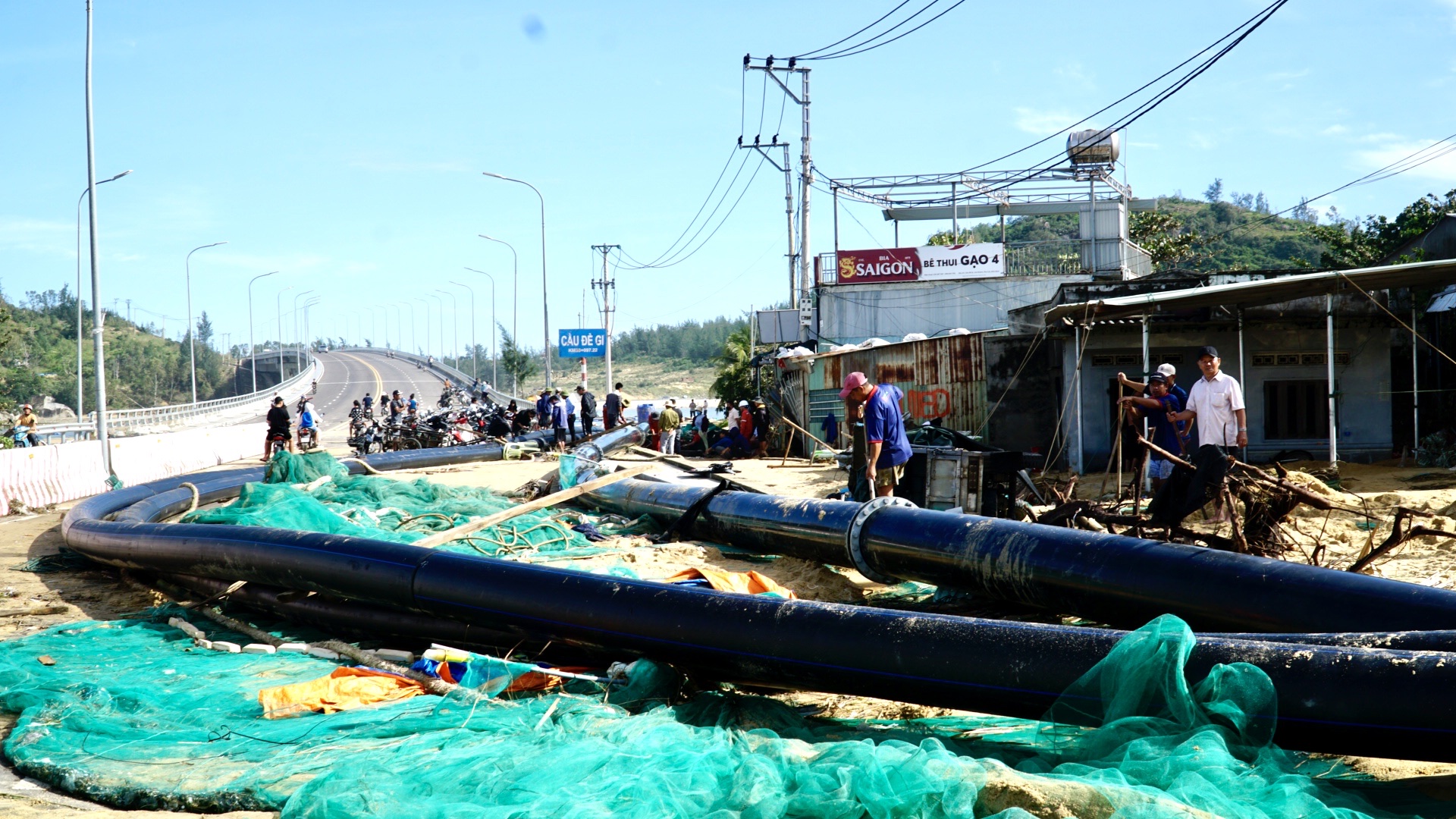 Làng chài Đề Gi tan hoang sau bão, ngư dân Gia Lai lặng người tìm lại nơi từng là tổ ấm- Ảnh 2. Làng chài Đề Gi tan hoang sau bão, ngư dân Gia Lai lặng người tìm lại nơi từng là tổ ấm- Ảnh 2.