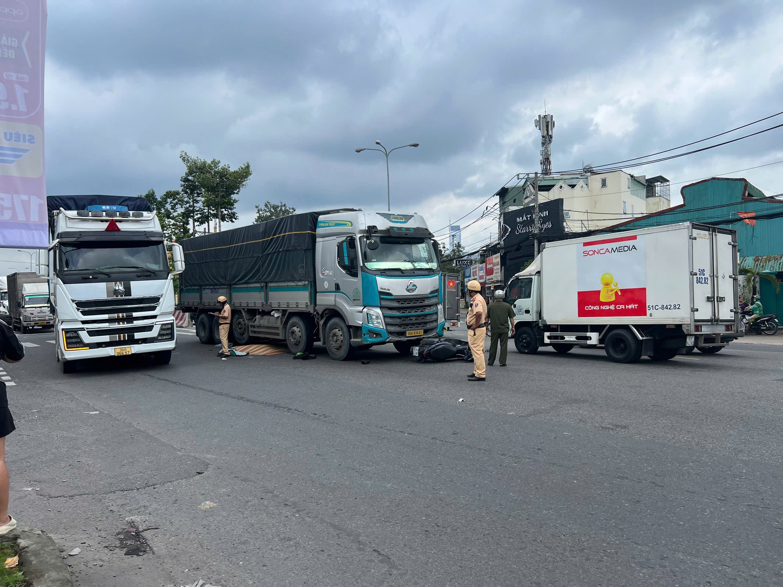 TP.HCM: Xe tải va chạm xe máy, 2 người thương vong- Ảnh 1. TP.HCM: Xe tải va chạm xe máy, 2 người thương vong- Ảnh 1.