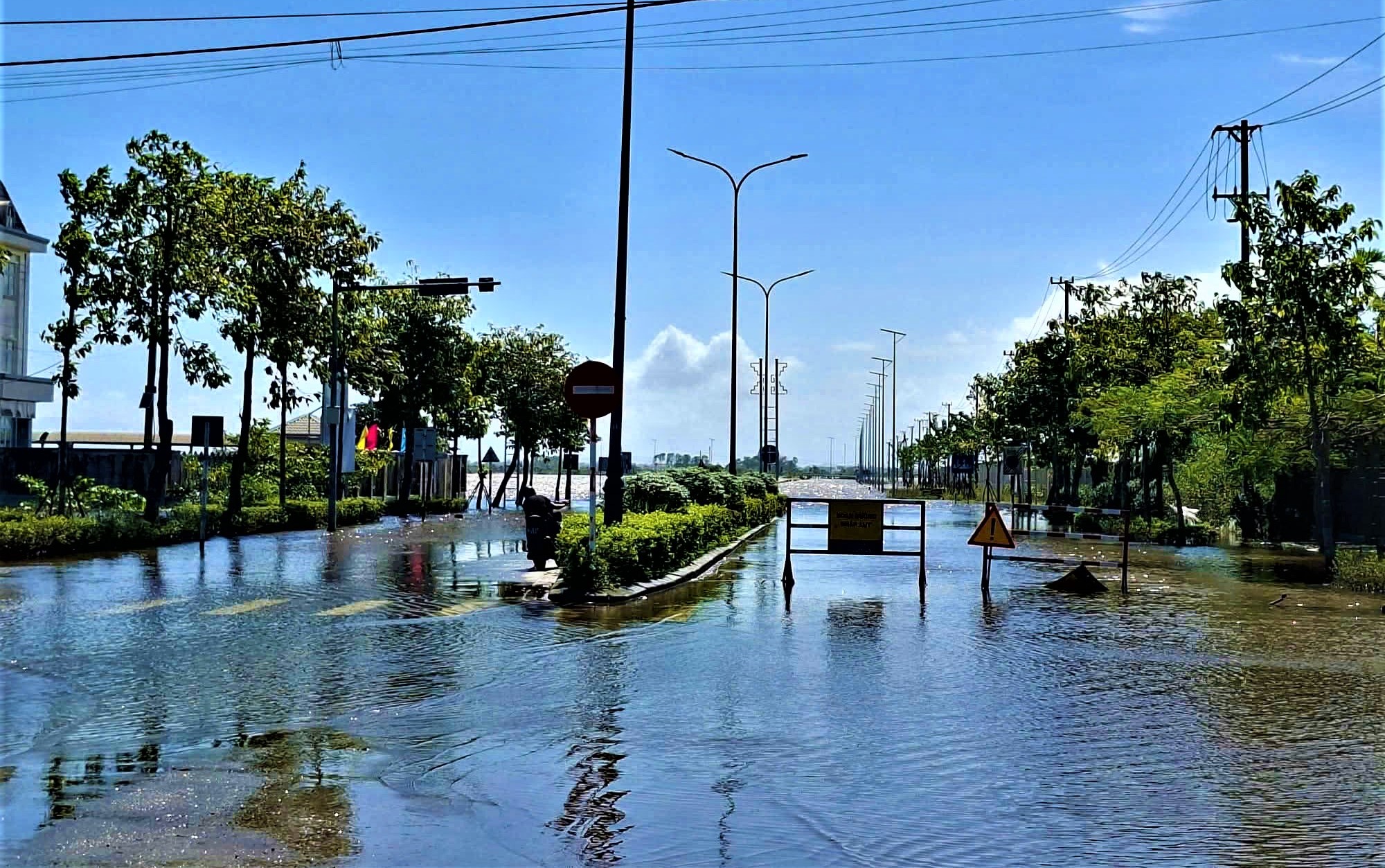 Huế: Rào chắn một số tuyến đường tỉnh lộ nguy hiểm sau lũ- Ảnh 1. Huế: Rào chắn một số tuyến đường tỉnh lộ nguy hiểm sau lũ- Ảnh 1.