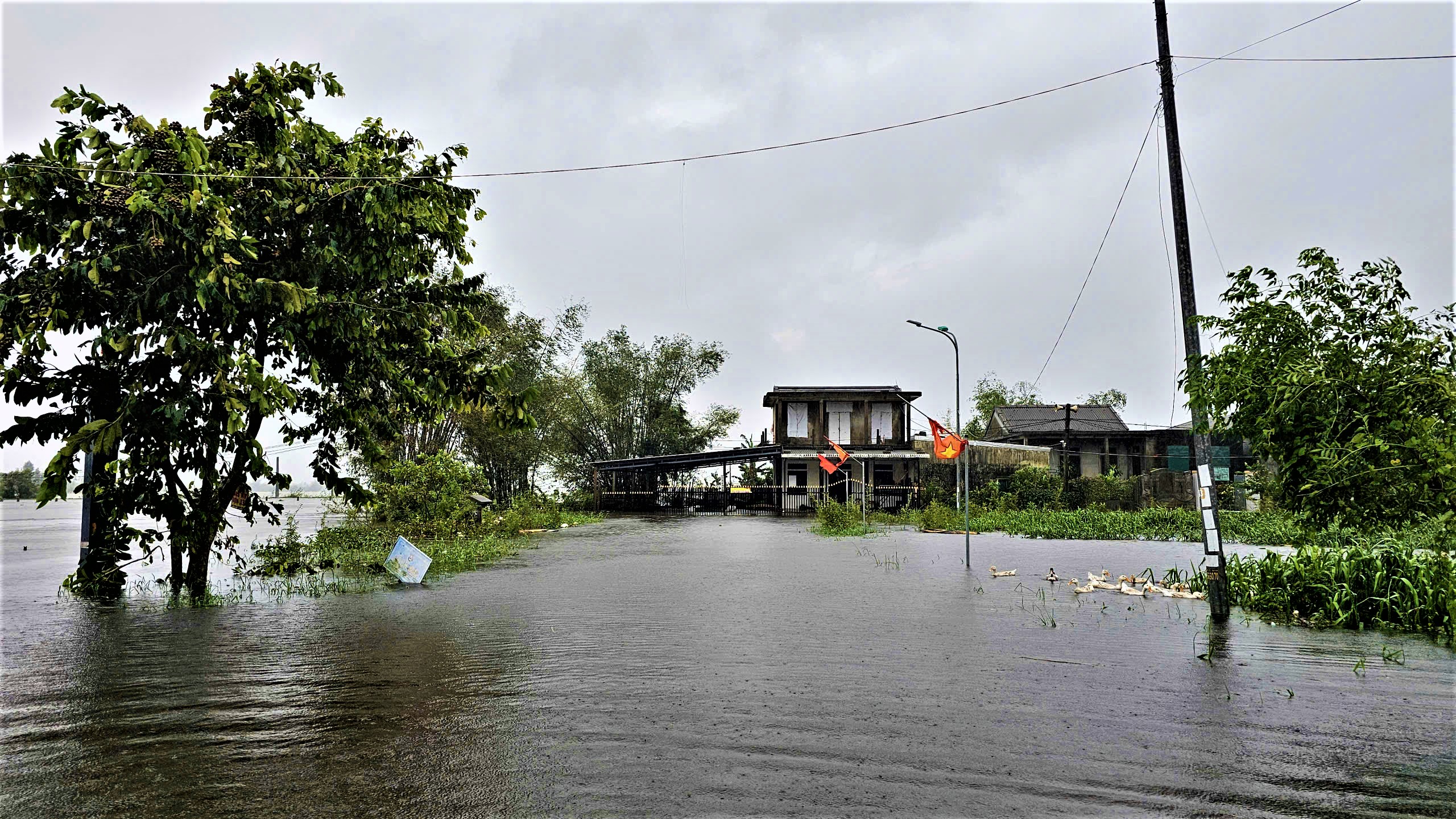 Huế: Rào chắn một số tuyến đường tỉnh lộ nguy hiểm sau lũ- Ảnh 2. Huế: Rào chắn một số tuyến đường tỉnh lộ nguy hiểm sau lũ- Ảnh 2.