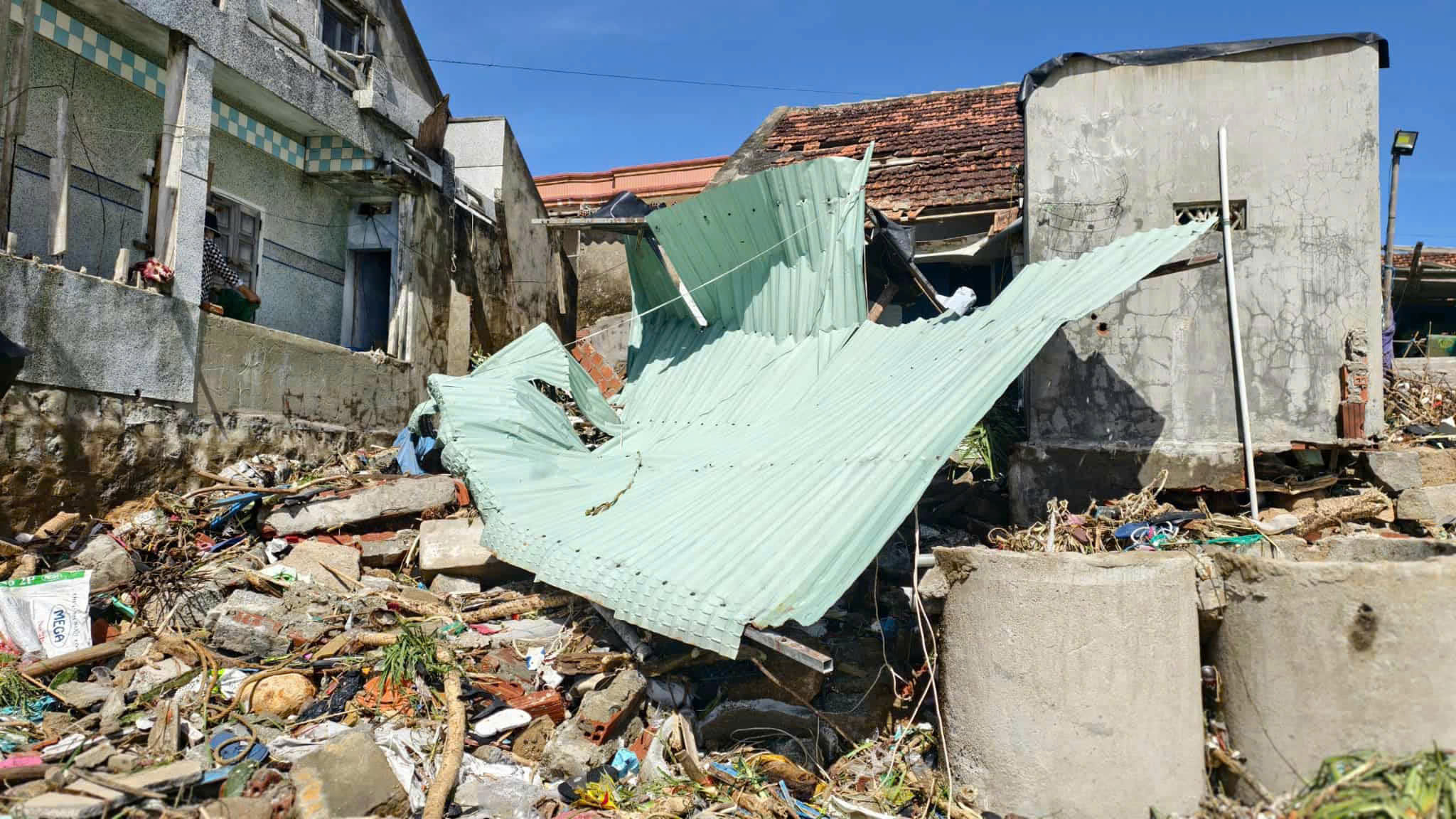 Gia Lai: Bình an trở về từ khu sơ tán sau bão số 13, nhưng nhà chẳng còn- Ảnh 7.