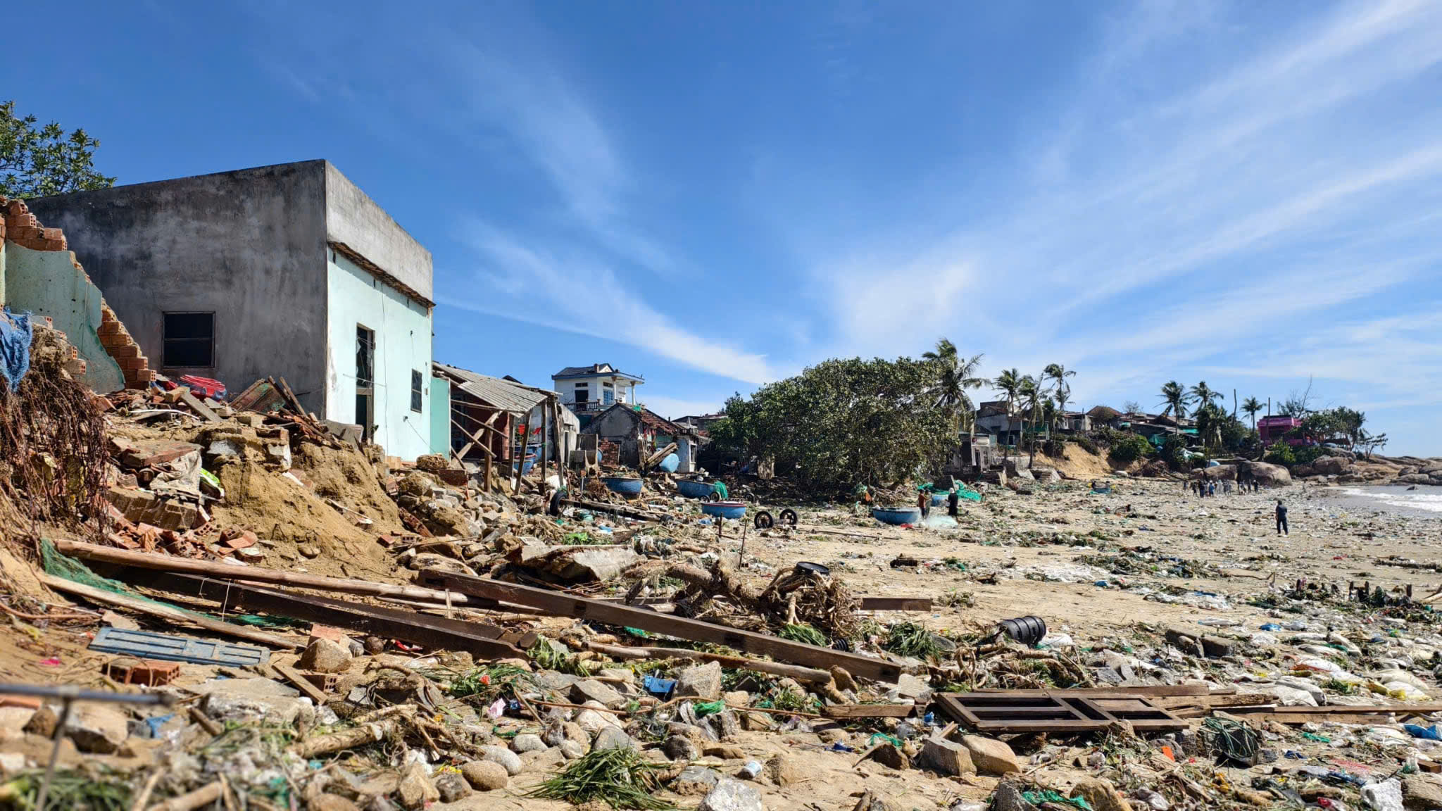 Gia Lai: Bình an trở về từ khu sơ tán sau bão số 13, nhưng nhà chẳng còn- Ảnh 5.