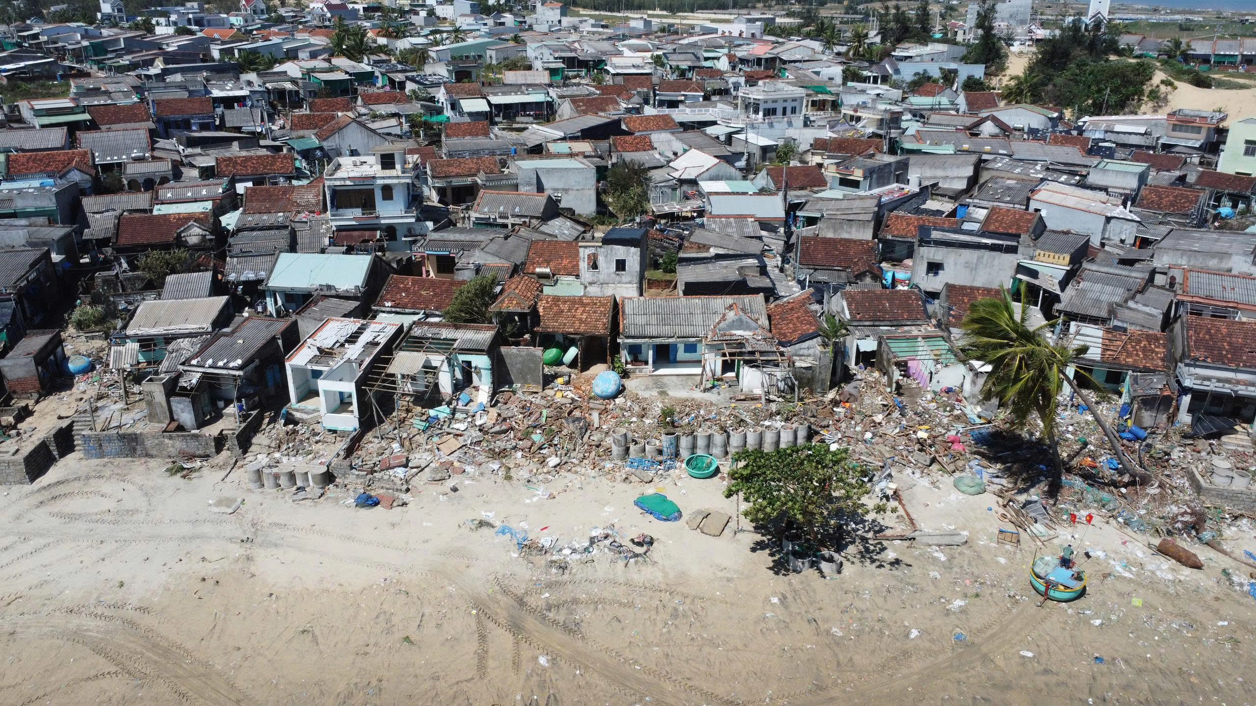 Gia Lai: Bình an trở về từ khu sơ tán sau bão số 13, nhưng nhà chẳng còn- Ảnh 3.
