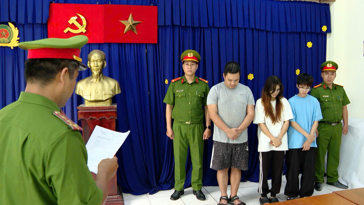 Công an TP.HCM vạch trần vụ tài xế taxi “gài bẫy” ma túy hại đồng nghiệp- Ảnh 1. Công an TP.HCM vạch trần vụ tài xế taxi “gài bẫy” ma túy hại đồng nghiệp- Ảnh 1.