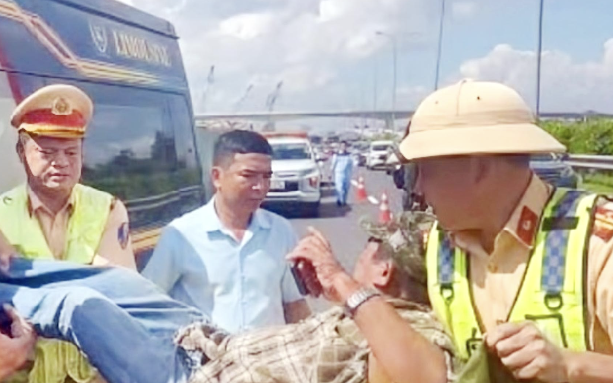 CSGT TP.HCM khuyến nghị người dân cài app VNeTraffic- Ảnh 3. CSGT kịp thời cứu tài xế xe khách đột quỵ trên cao tốc TP.HCM - Long Thành - Dầu Giây