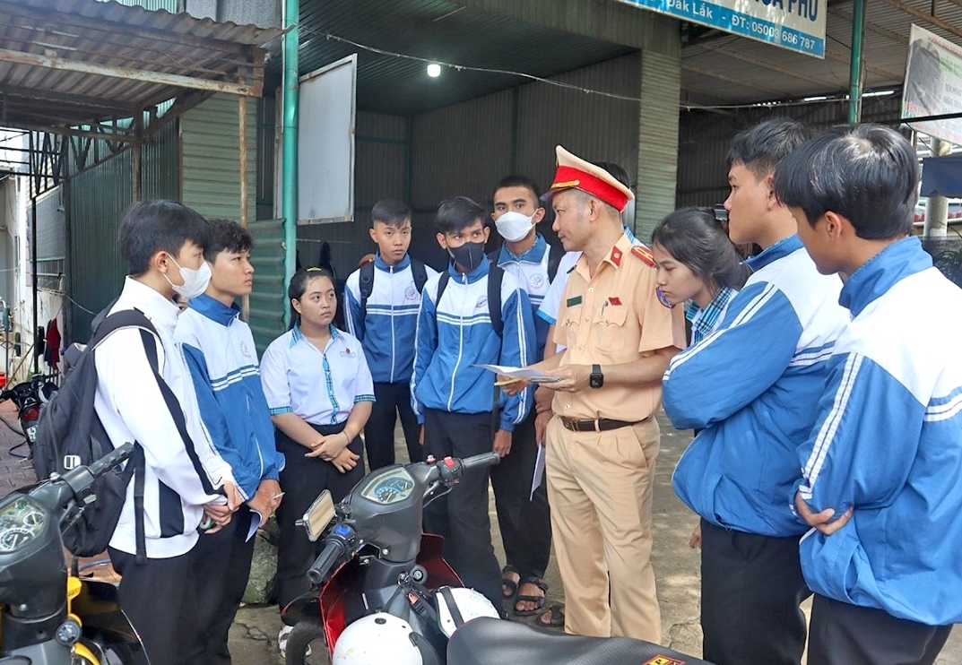Đắk Lắk: Đồng bộ các giải pháp bảo đảm an toàn giao thông cho học sinh- Ảnh 1. Đắk Lắk: Đồng bộ các giải pháp bảo đảm an toàn giao thông cho học sinh- Ảnh 1.