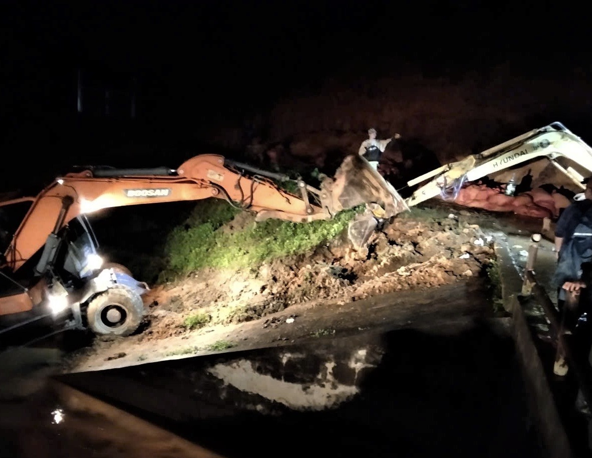 Lâm Đồng: Khẩn trương gia cố hồ chứa nước Cay An trong đêm- Ảnh 1. Lâm Đồng: Khẩn trương gia cố hồ chứa nước Cay An trong đêm- Ảnh 1.