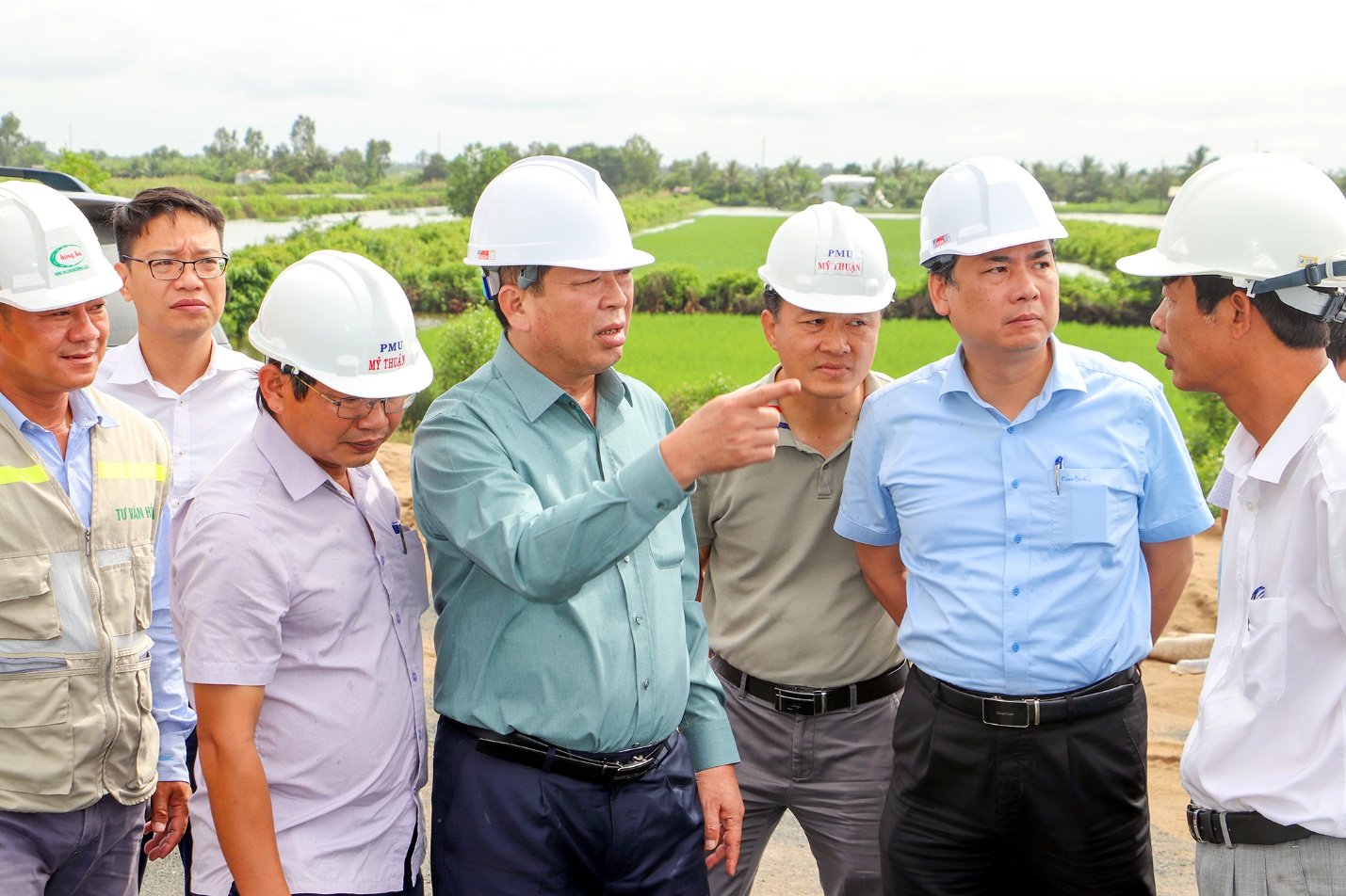 Minister Tran Hong Minh urges push to complete North–South expressway by Dec 19- Ảnh 1. Minister Tran Hong Minh urges push to complete North–South expressway by Dec 19- Ảnh 1.