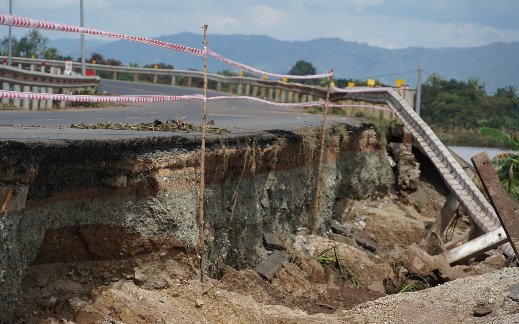 Hạ tầng đường Trường Sơn Đông qua Gia Lai thiệt hại nặng nề sau bão số 13