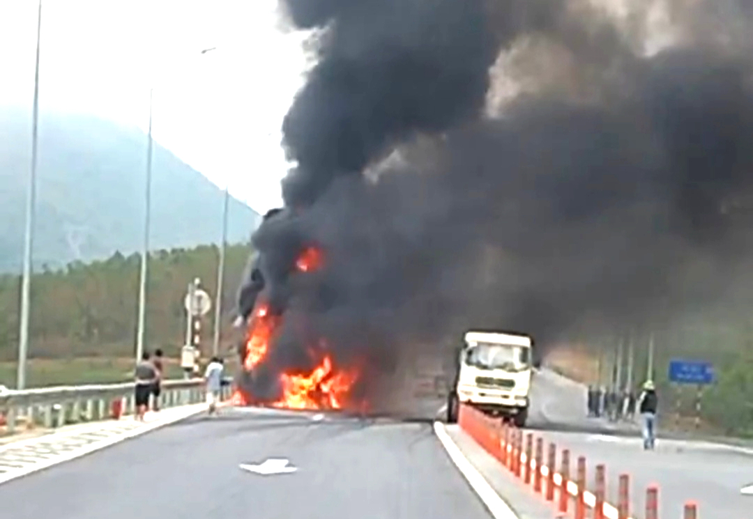 Xe đầu kéo bốc cháy ngùn ngụt trên cao tốc Vũng Áng - Bùng- Ảnh 1.