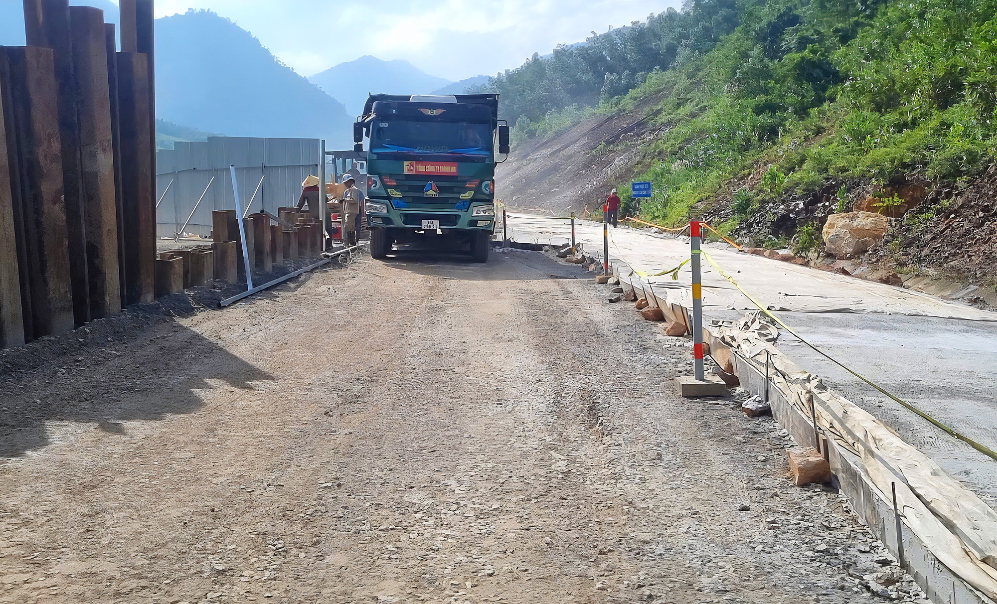 Tạm cấm xe khách, xe tải trên 6 trục lưu thông cao tốc La Sơn - Hòa Liên- Ảnh 1.