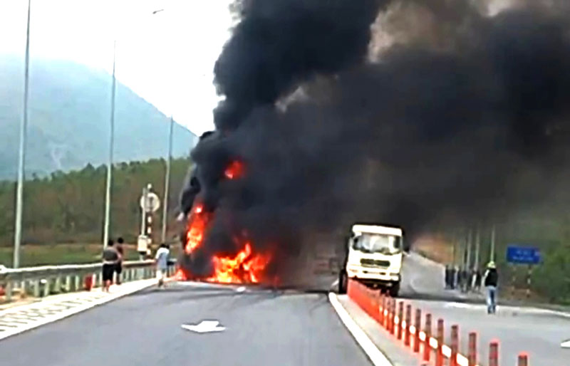 Hiện trường vụ hỏa hoạn trên cao tốc Vũng Áng - Bùng.