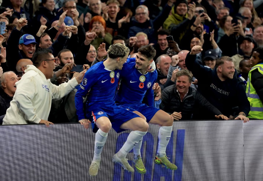 Chelsea se díky vysokému vítězství nad Wolves dočasně posunula na 2. místo v Premier League - Foto 2. Thắng đậm Wolves, Chelsea tạm vươn lên vị trí thứ 2 Ngoại hạng Anh- Ảnh 2.