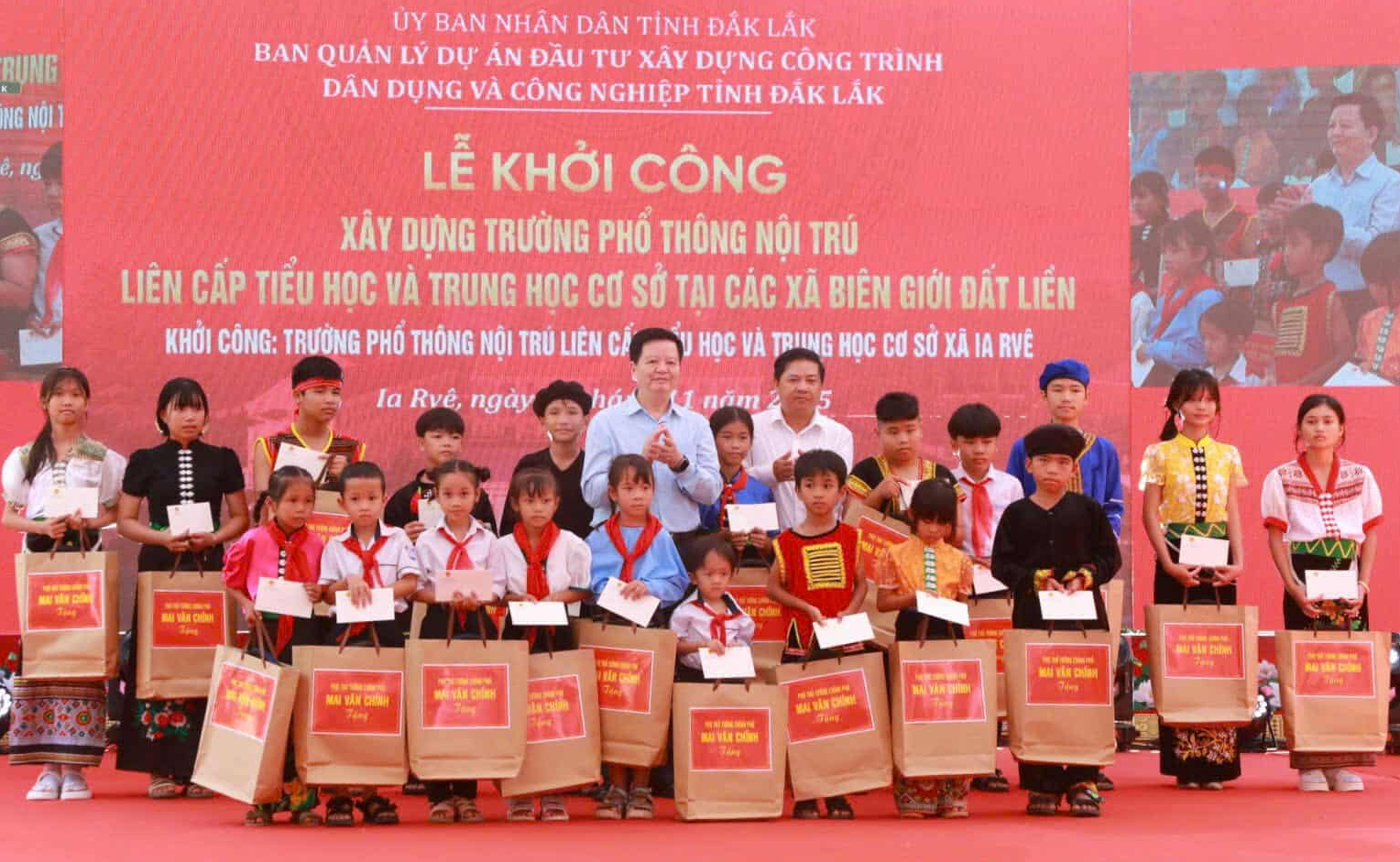 Thủ tướng, các Phó thủ tướng, Bộ trưởng dự lễ khởi công 72 trường học vùng biên- Ảnh 10. Thủ tướng, các Phó thủ tướng, Bộ trưởng dự lễ khởi công 72 trường học vùng biên- Ảnh 10.
