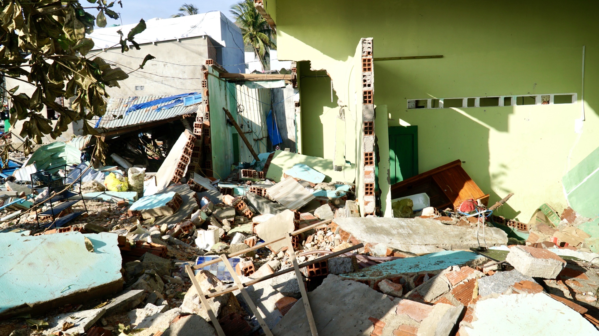 Phó Thủ tướng Hồ Quốc Dũng động viên người dân Gia Lai vượt qua hoang tàn sau bão- Ảnh 8. Phó Thủ tướng Hồ Quốc Dũng động viên người dân Gia Lai vượt qua hoang tàn sau bão- Ảnh 8.