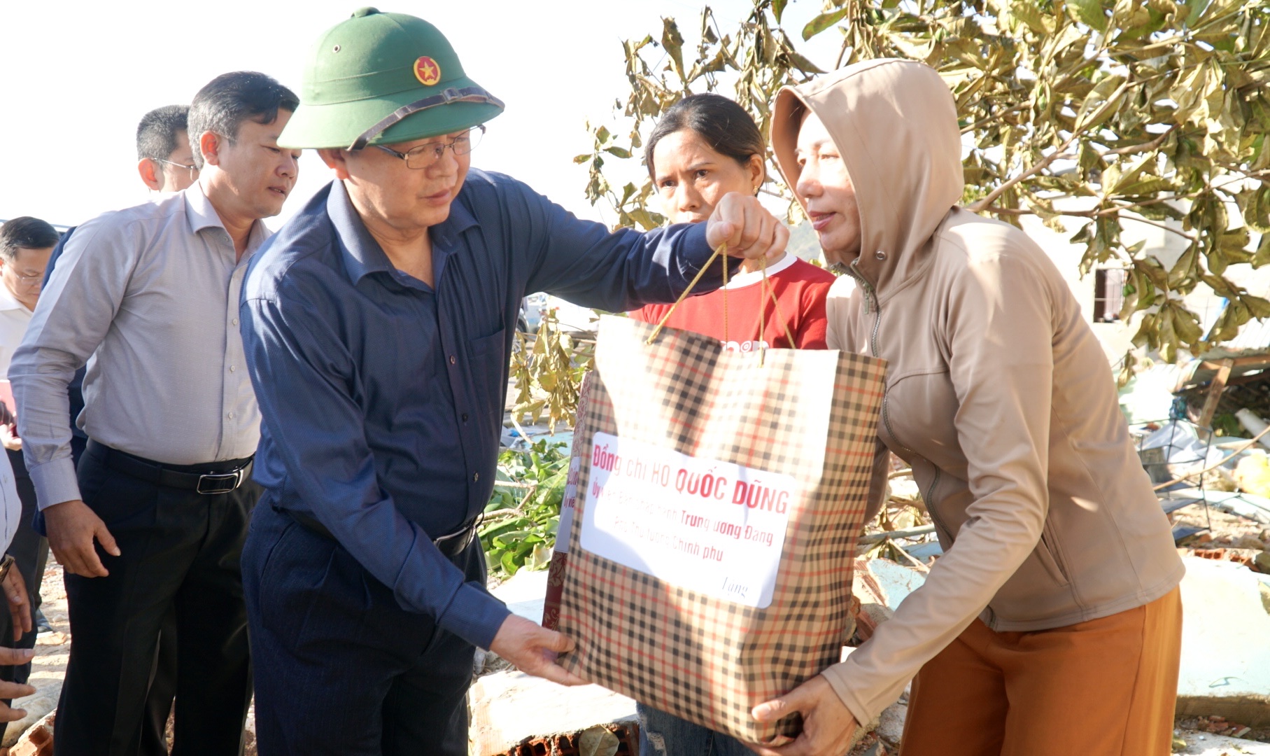 Phó Thủ tướng Hồ Quốc Dũng động viên người dân Gia Lai vượt qua hoang tàn sau bão- Ảnh 10. Phó Thủ tướng Hồ Quốc Dũng động viên người dân Gia Lai vượt qua hoang tàn sau bão- Ảnh 10.