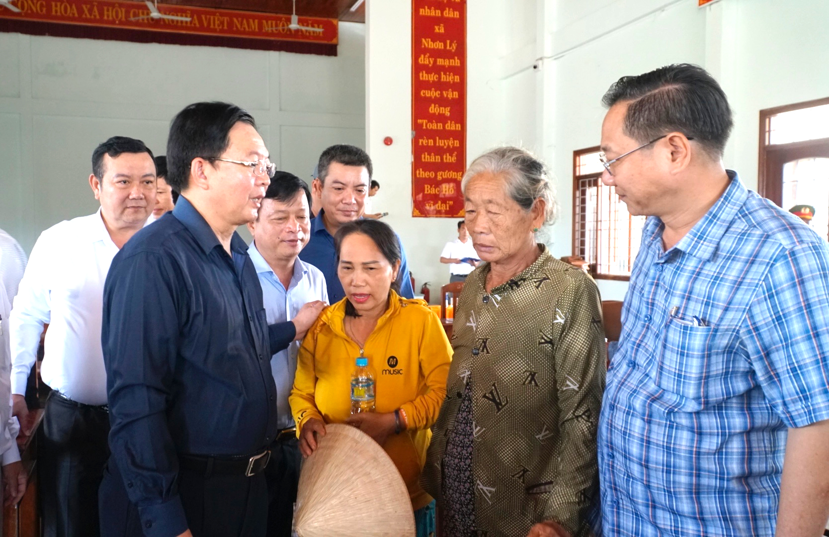 Phó Thủ tướng Hồ Quốc Dũng động viên người dân Gia Lai vượt qua hoang tàn sau bão- Ảnh 9. Phó Thủ tướng Hồ Quốc Dũng động viên người dân Gia Lai vượt qua hoang tàn sau bão- Ảnh 9.