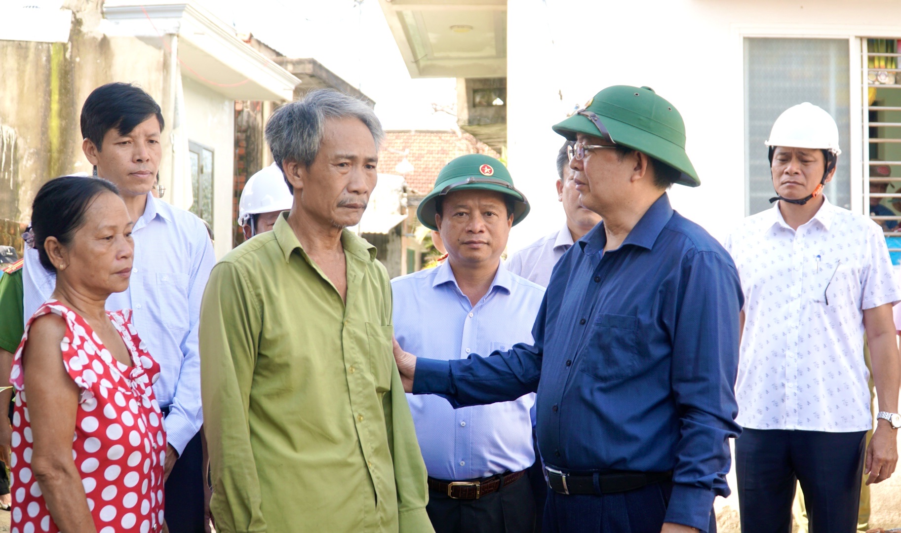 Phó Thủ tướng Hồ Quốc Dũng động viên người dân Gia Lai vượt qua hoang tàn sau bão- Ảnh 6. Phó Thủ tướng Hồ Quốc Dũng động viên người dân Gia Lai vượt qua hoang tàn sau bão- Ảnh 6.