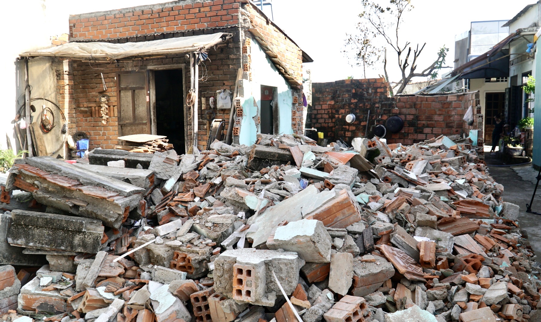 Phó Thủ tướng Hồ Quốc Dũng động viên người dân Gia Lai vượt qua hoang tàn sau bão- Ảnh 2. Phó Thủ tướng Hồ Quốc Dũng động viên người dân Gia Lai vượt qua hoang tàn sau bão- Ảnh 2.