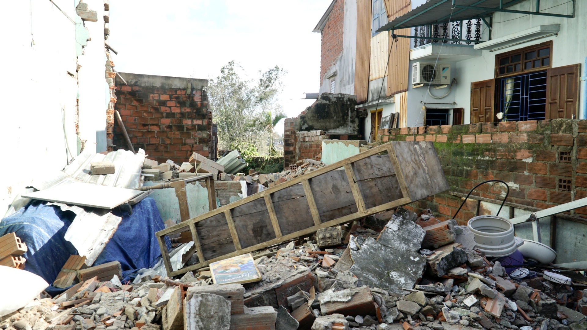 Phó Thủ tướng Hồ Quốc Dũng động viên người dân Gia Lai vượt qua hoang tàn sau bão- Ảnh 7. Phó Thủ tướng Hồ Quốc Dũng động viên người dân Gia Lai vượt qua hoang tàn sau bão- Ảnh 7.