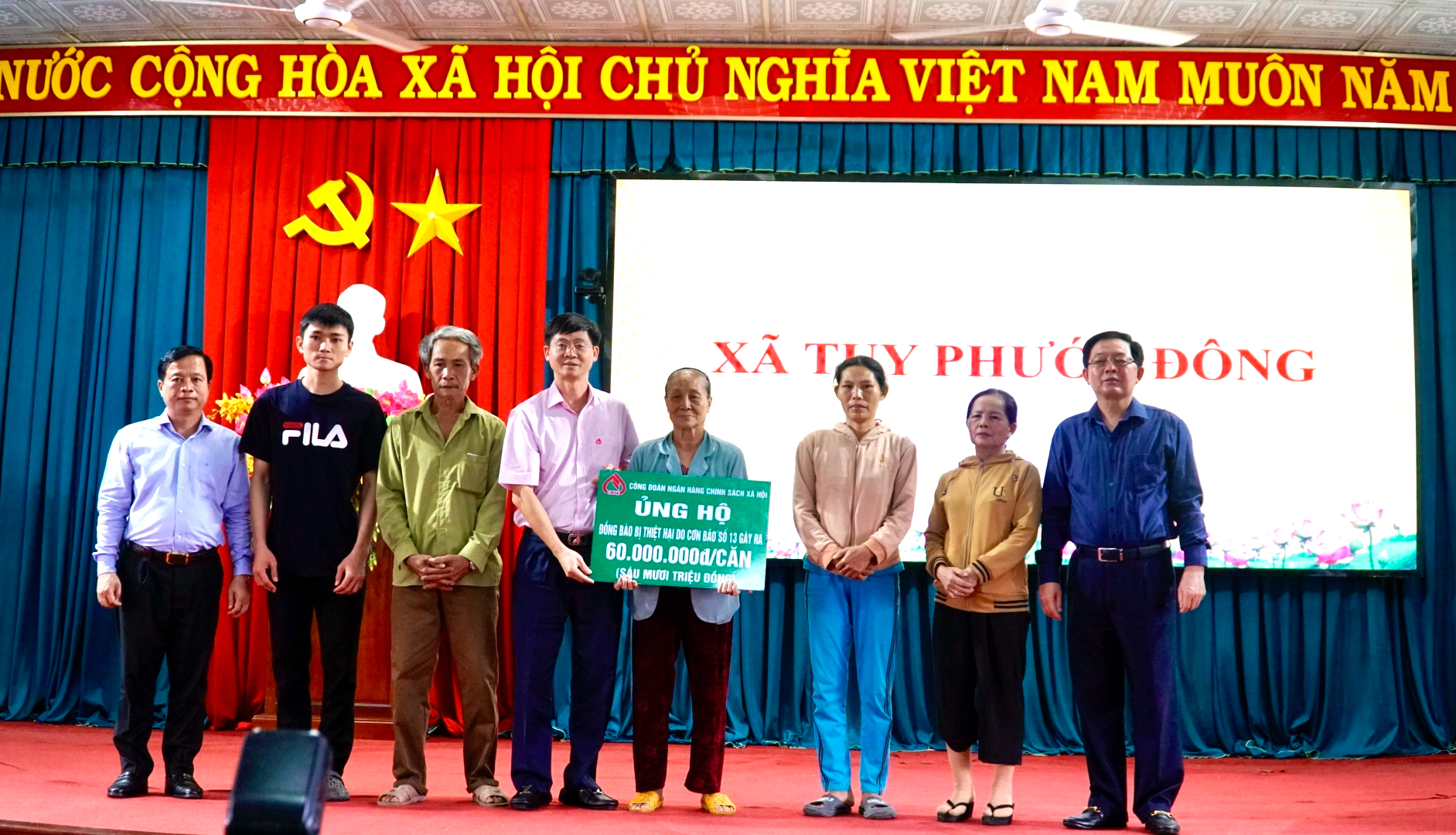 Phó Thủ tướng Hồ Quốc Dũng động viên người dân Gia Lai vượt qua hoang tàn sau bão- Ảnh 13. Phó Thủ tướng Hồ Quốc Dũng động viên người dân Gia Lai vượt qua hoang tàn sau bão- Ảnh 13.