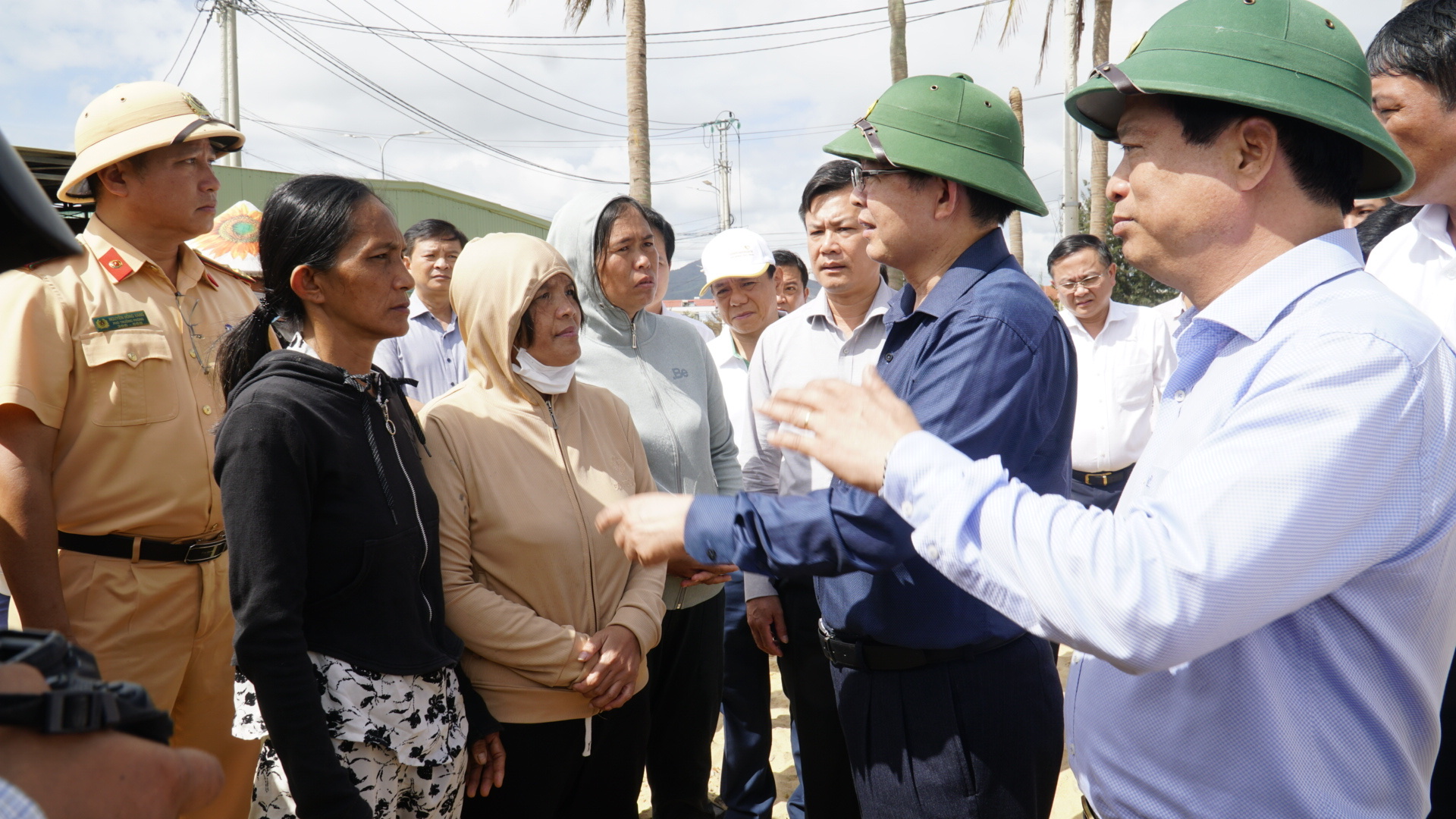 Phó Thủ tướng Hồ Quốc Dũng động viên người dân Gia Lai vượt qua hoang tàn sau bão- Ảnh 12. Phó Thủ tướng Hồ Quốc Dũng động viên người dân Gia Lai vượt qua hoang tàn sau bão- Ảnh 12.