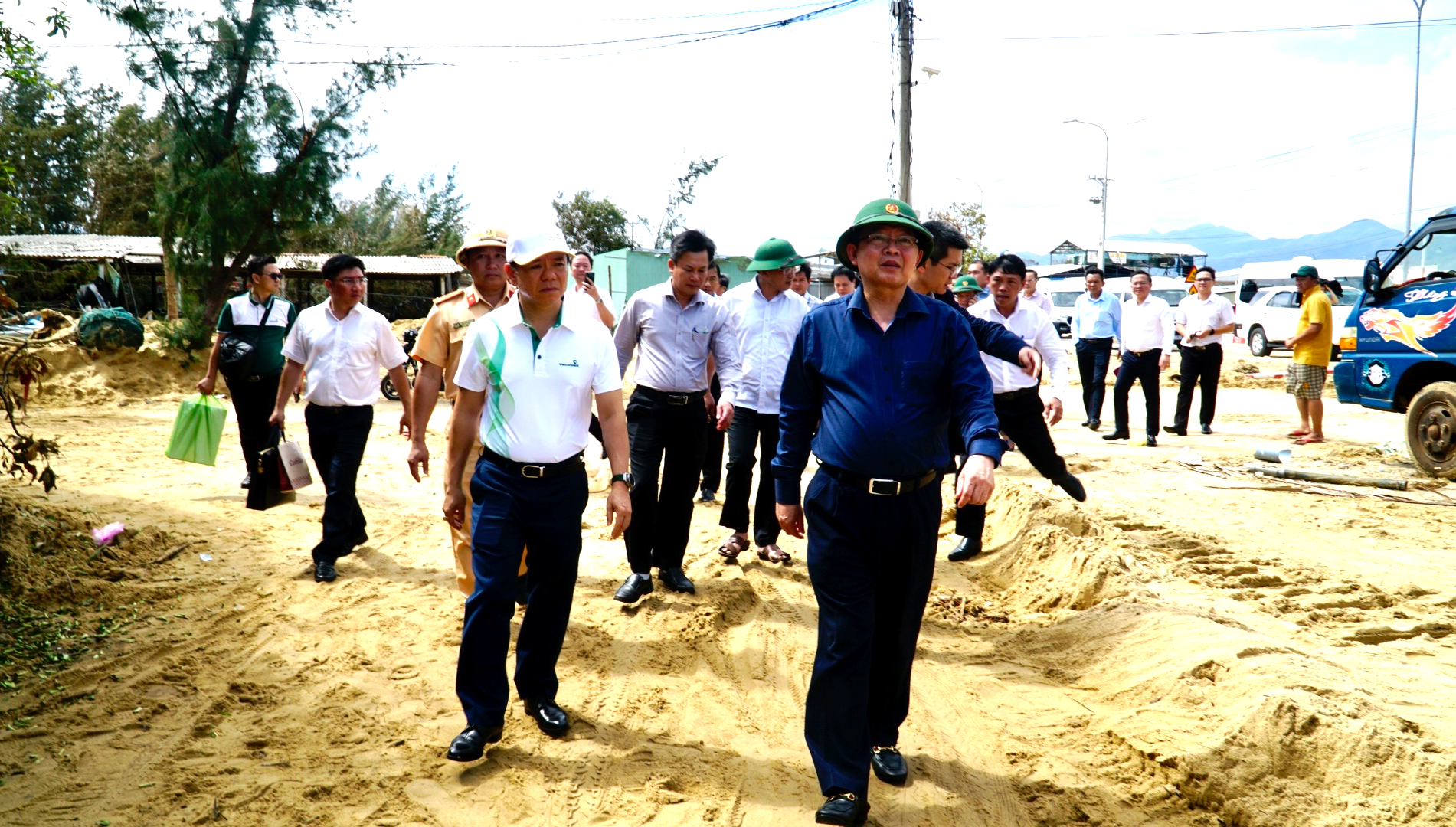 Phó Thủ tướng Hồ Quốc Dũng động viên người dân Gia Lai vượt qua hoang tàn sau bão- Ảnh 1. Phó Thủ tướng Hồ Quốc Dũng động viên người dân Gia Lai vượt qua hoang tàn sau bão- Ảnh 1.