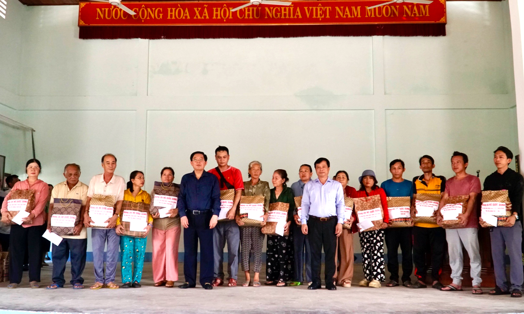 Phó Thủ tướng Hồ Quốc Dũng động viên người dân Gia Lai vượt qua hoang tàn sau bão- Ảnh 4. Phó Thủ tướng Hồ Quốc Dũng động viên người dân Gia Lai vượt qua hoang tàn sau bão- Ảnh 4.