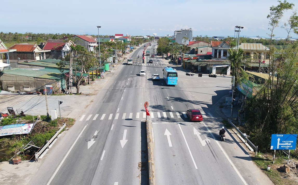 Hà Tĩnh khẩn trương khắc phục đèn giao thông hư hỏng sau mưa bão- Ảnh 1.