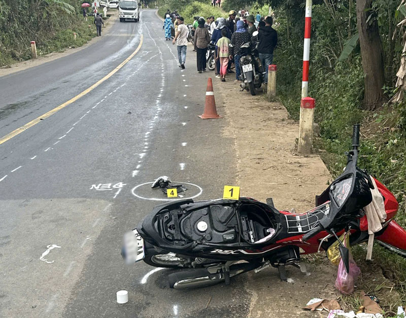 Chiếc xe máy tại hiện trường vụ tai nạn - Ảnh: Hoài An.