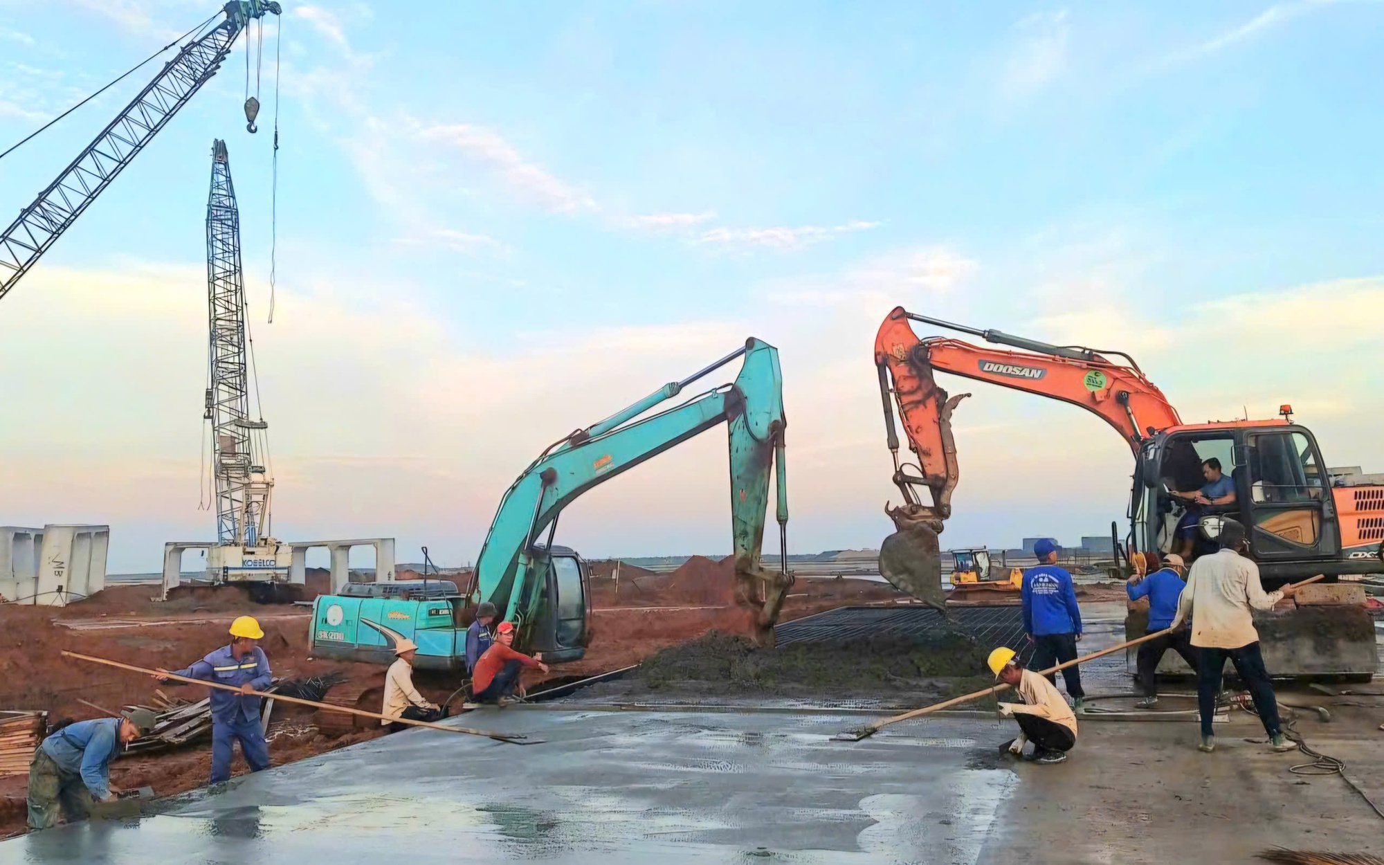 Hối hả làm đường lăn, sân đỗ, lập cột mốc mới tại 'siêu sân bay' Long Thành